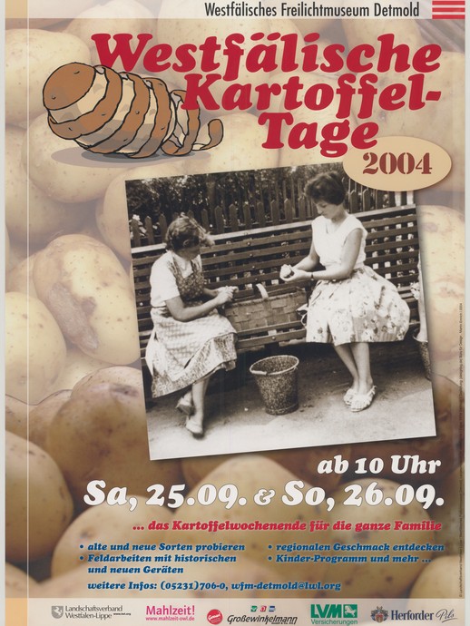 Schwarzweißfotografie von zwei Frauen beim Kartoffelschälen (vergrößerte Bildansicht wird geöffnet)