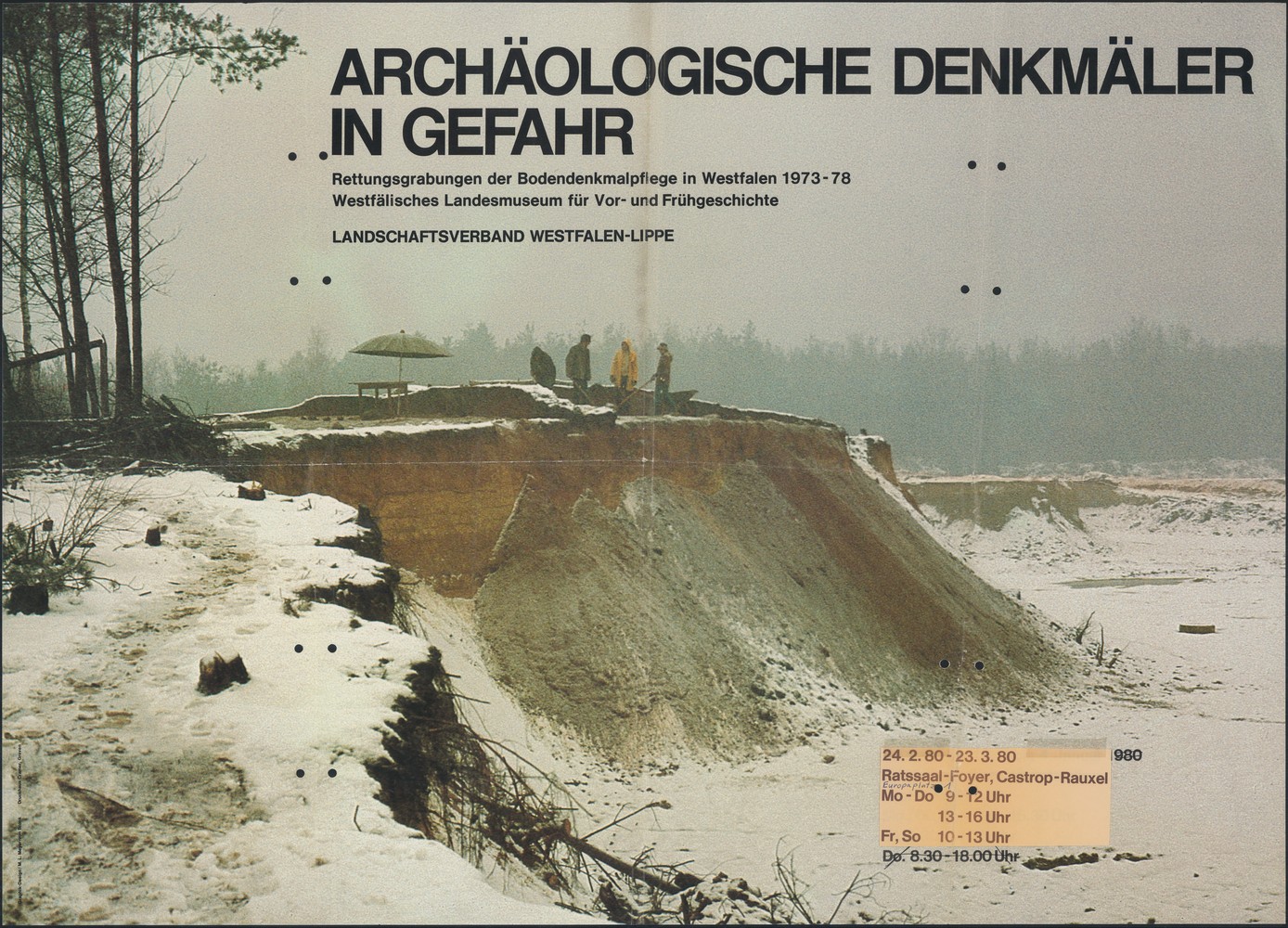 Ausgrabungen auf einer Erhöhung mit dem Schriftzug "Archäologische Denkmäler in Gefahr"