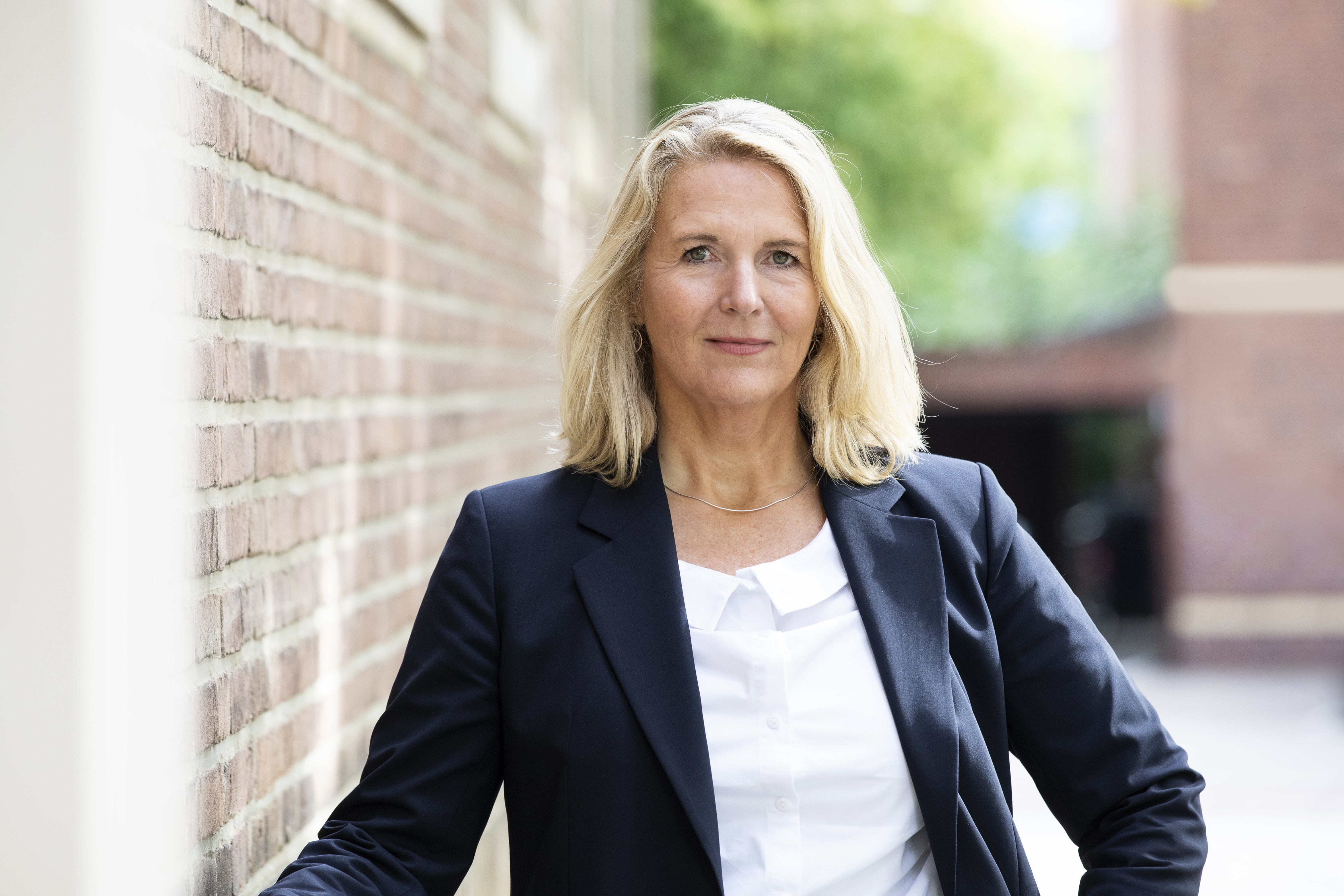 Birgit Neyer vor dem Landeshaus in Münster