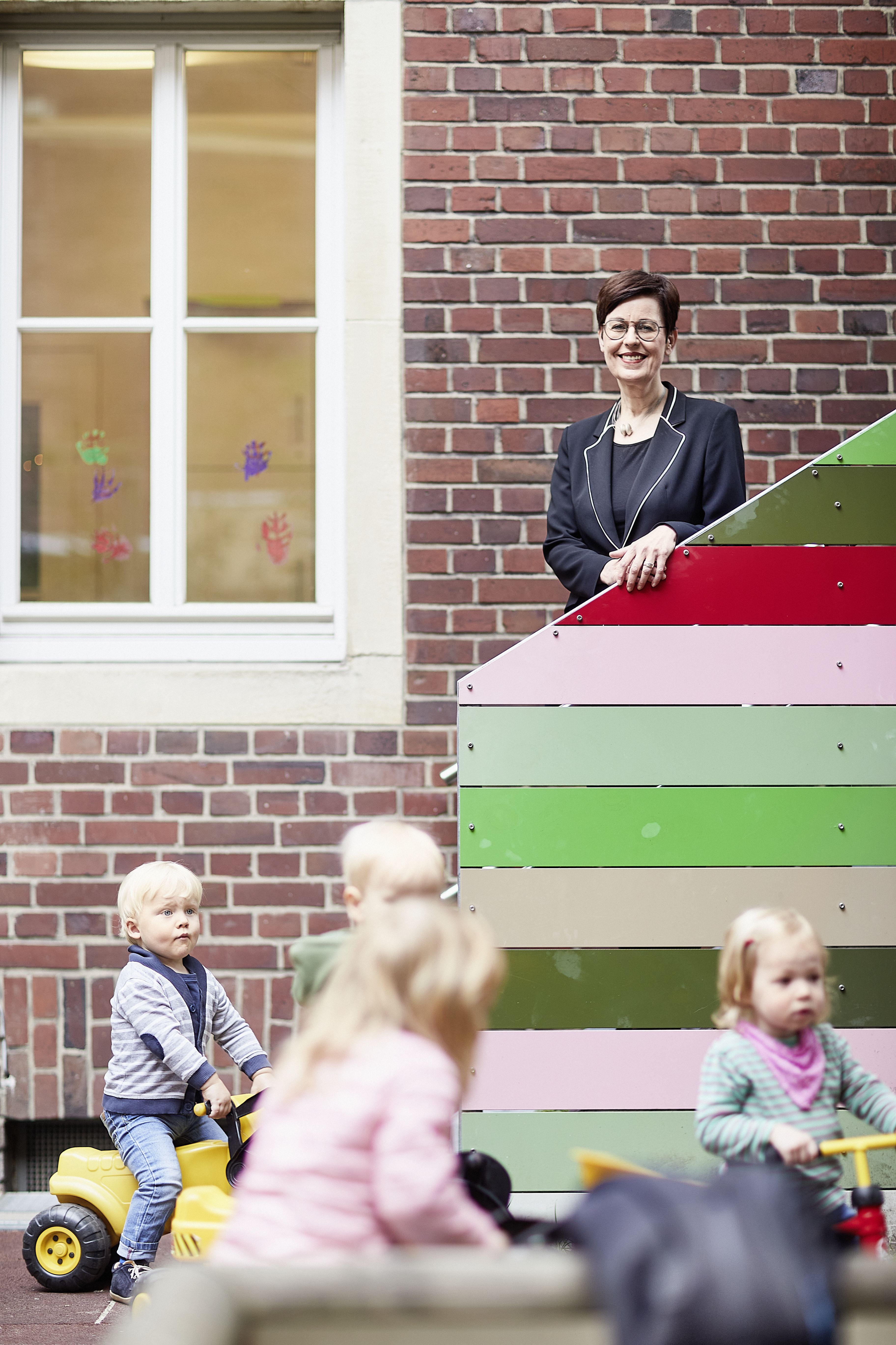 Birgit Westers im Innenhof einer Kita