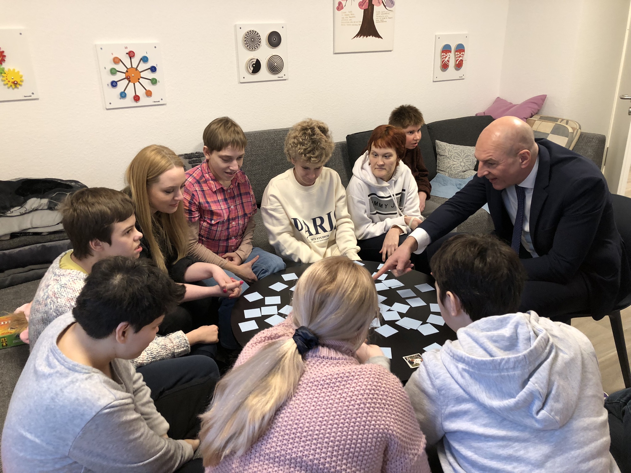Dr. Georg Lunemann beim Memory spielen mit geflüchteten Ukrainerinnen mit Behinderung