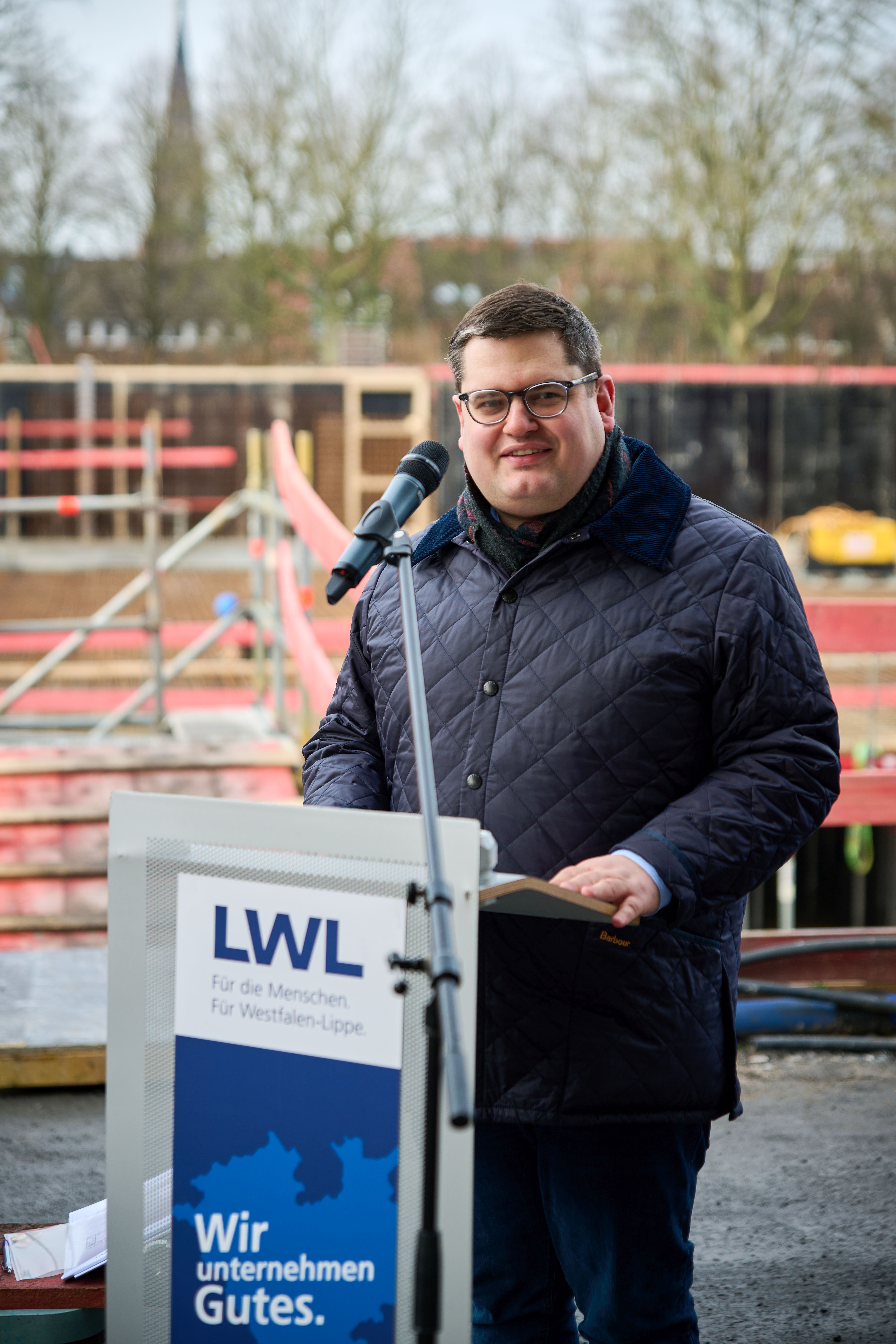 Urs Frigger hält eine Rede bei einer Grundsteinlegung