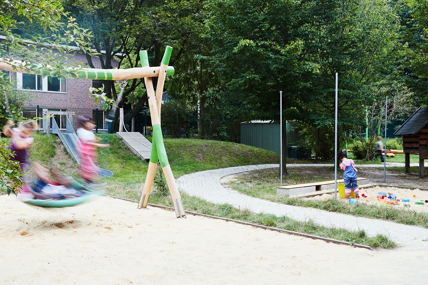 Kinder spielen auf dem Schulhof einer Förderschule