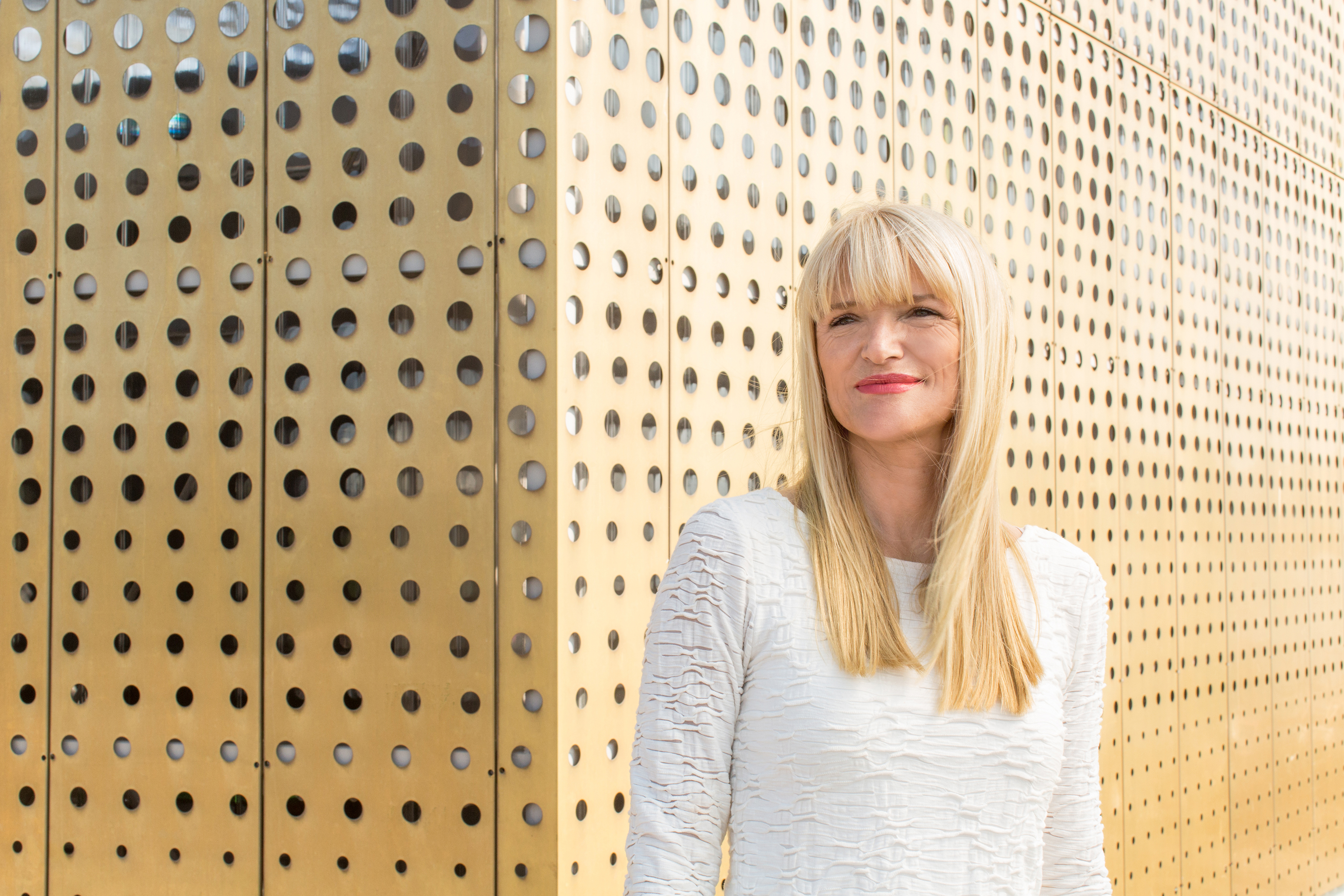 Dr. Barbara Rüschoff-Parzinger vor einer goldenen Wand