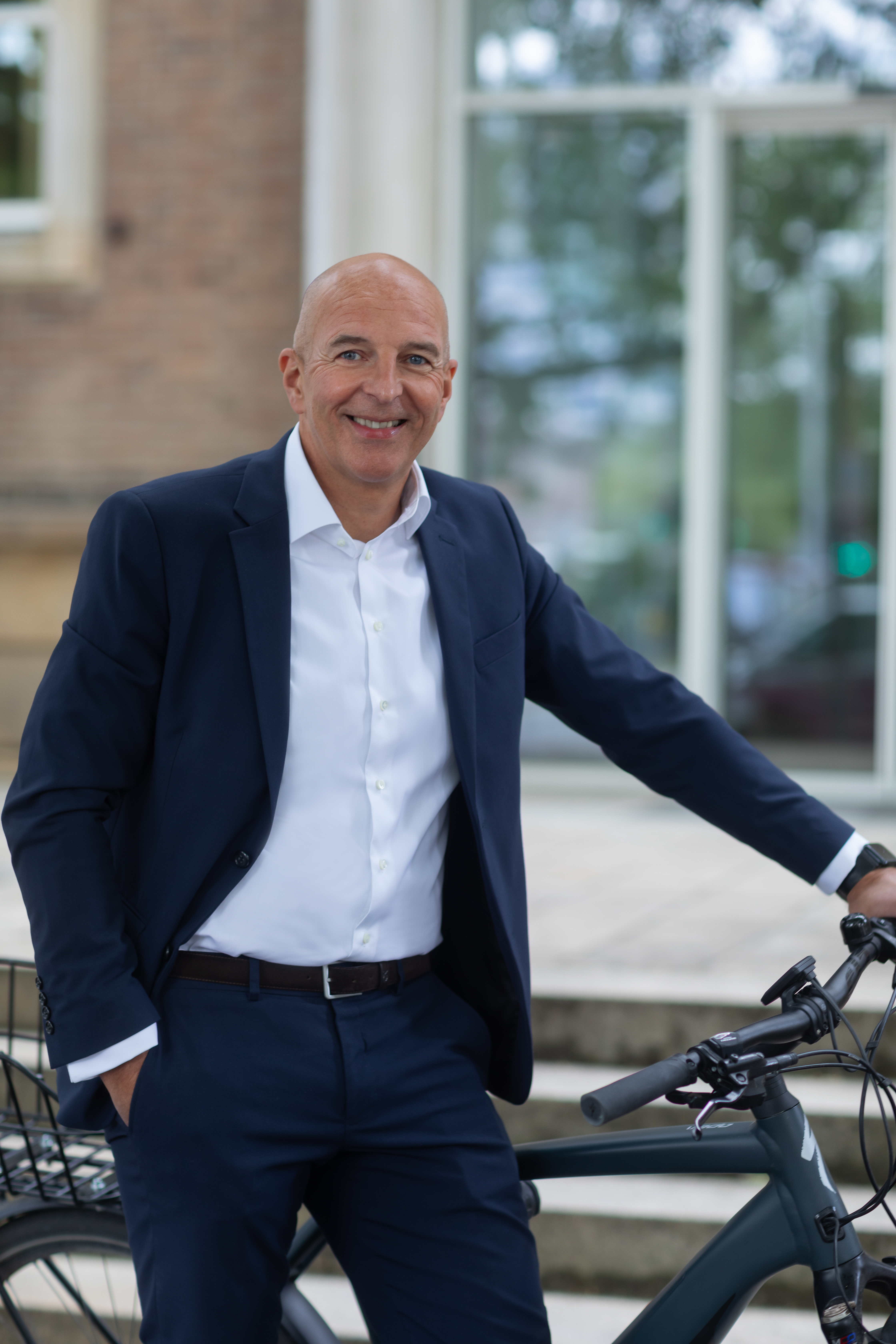 Dr. Georg Lunemann mit seinem Fahrrad vor dem Landeshaus