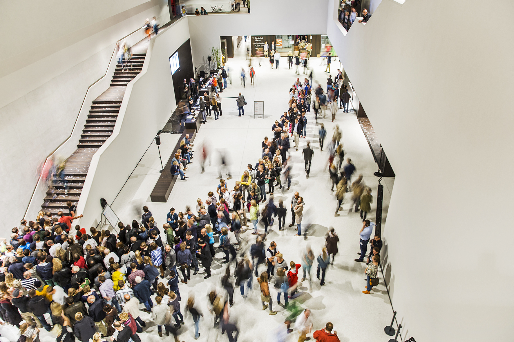 Besucher:innen im LWL-Museum für Kunst und Kultur in Münster