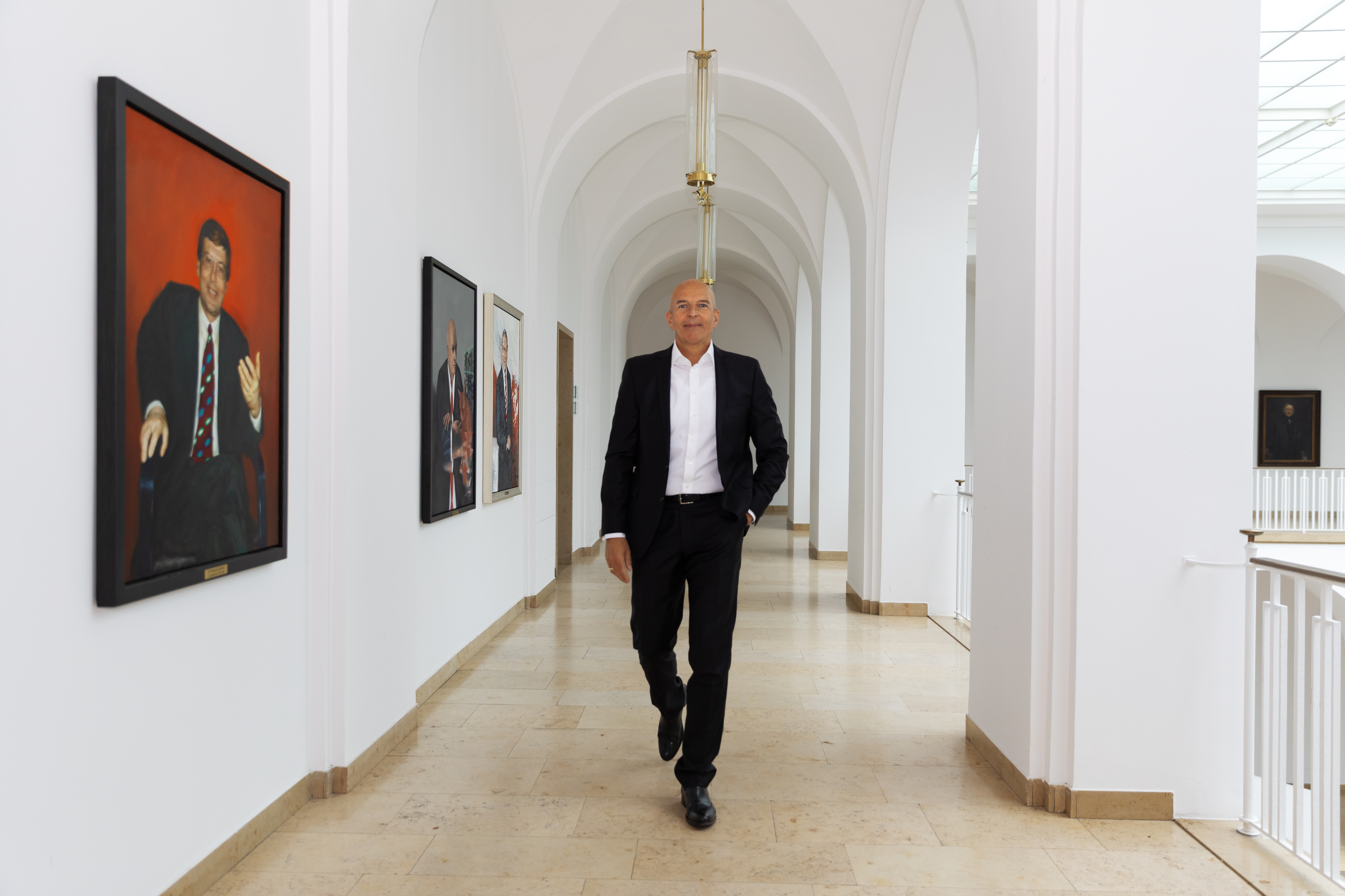 Dr. Georg Lunemann auf dem Gang vor seinem Büro im Landeshaus