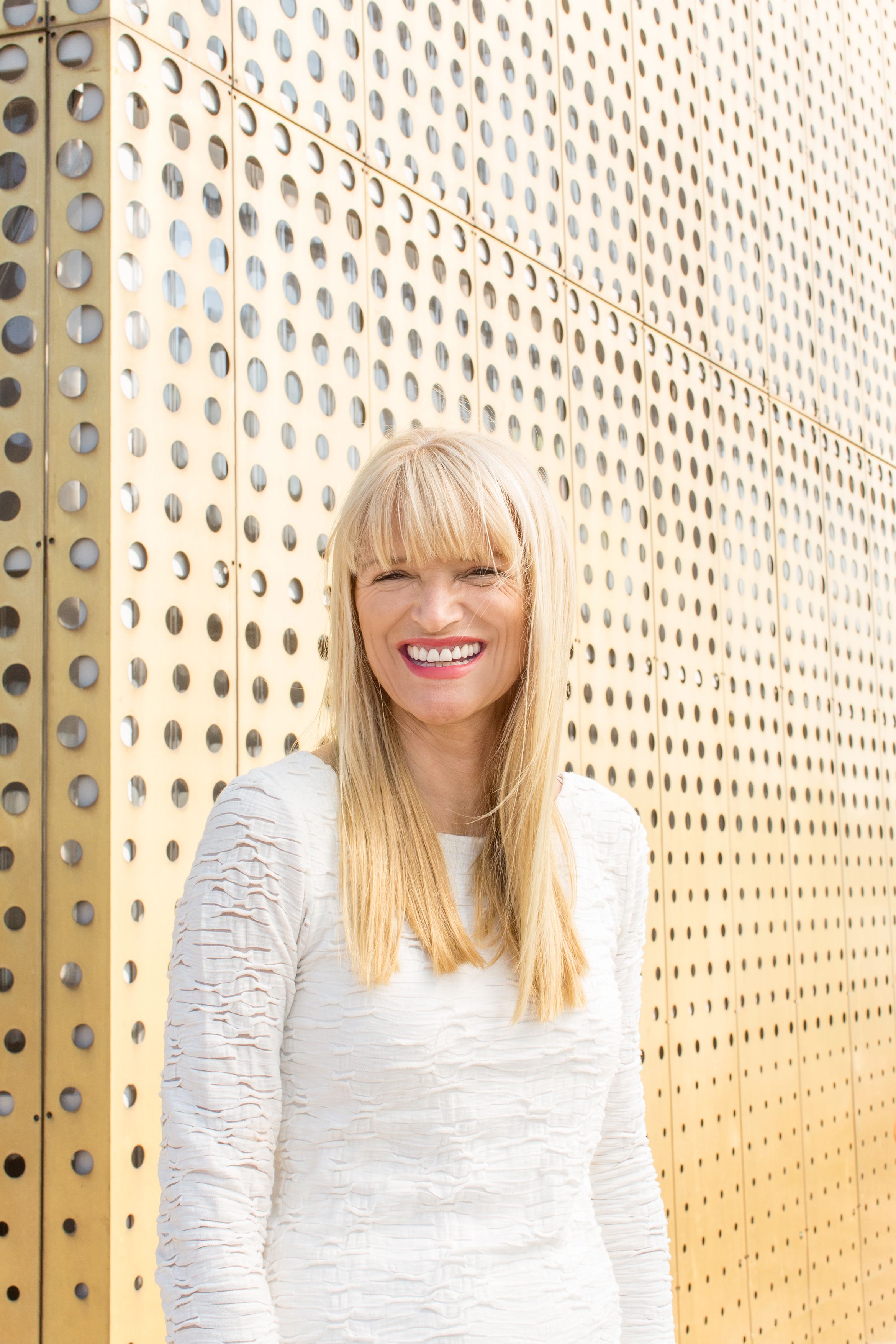 Dr. Barbara Rüschoff-Parzinger vor einer goldenen Wand