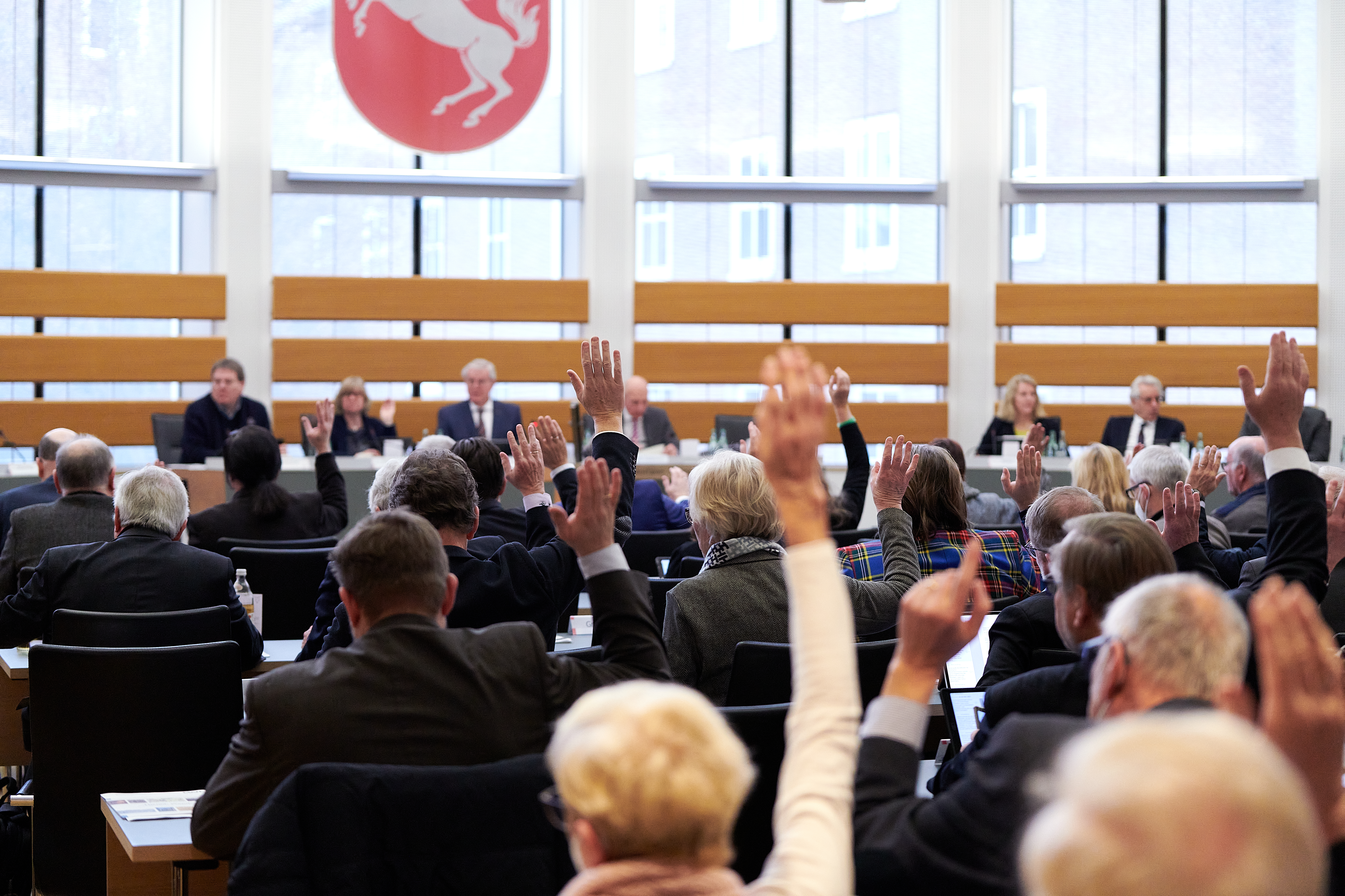 Mitglieder der Landschaftsversammlung stimmen per Handzeichen ab
