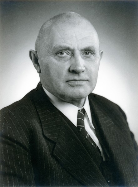 Portraitfoto von Dr. Bernhard Salzmann