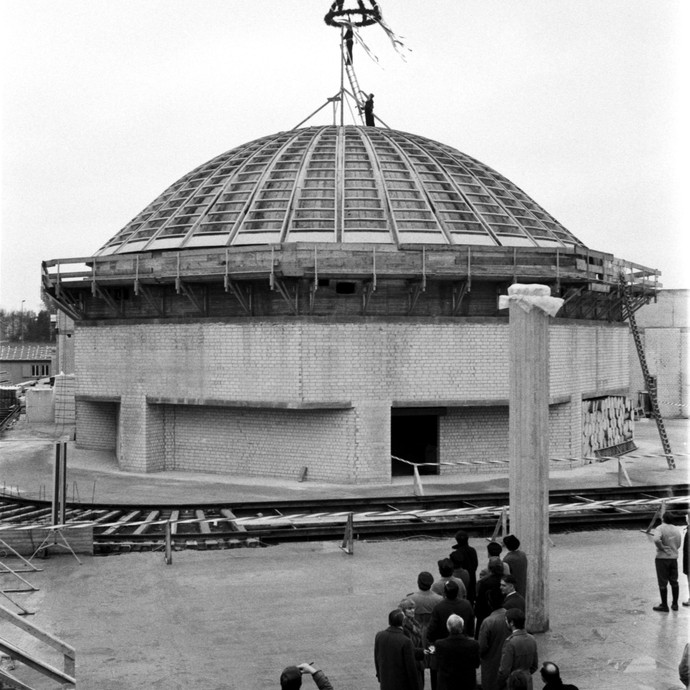 LWL-Museum für Naturkunde, Richtfest Februar 1980: Planetarium mit Richtkranz (vergrößerte Bildansicht wird geöffnet)