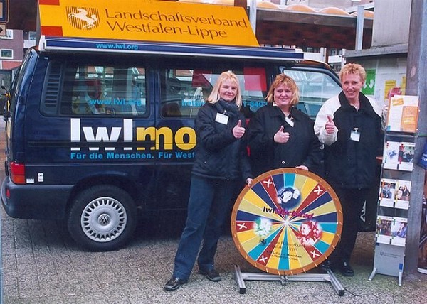 Drei LWL-Mitarbeiterinnen vor dem LWLMobil