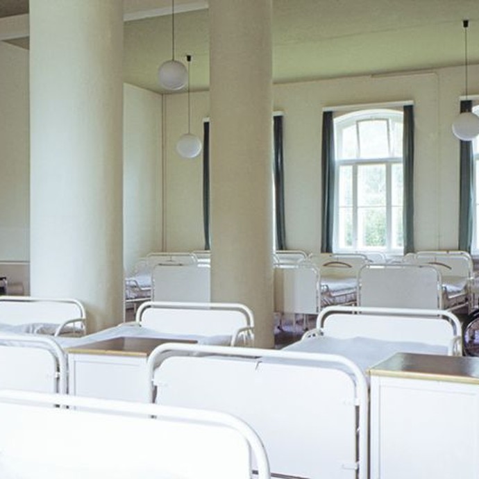 Bettensaal in einem alten Klinikgebäude der LWL-Klinik Lengerich um 1975 (vergrößerte Bildansicht wird geöffnet)
