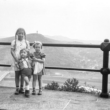 Drei Mädchen am Kaiser-Wilhelm-Denkmal auf dem Wittekindsberg bei Porta Westfalica. Im Hintergrund: Jakobsberg