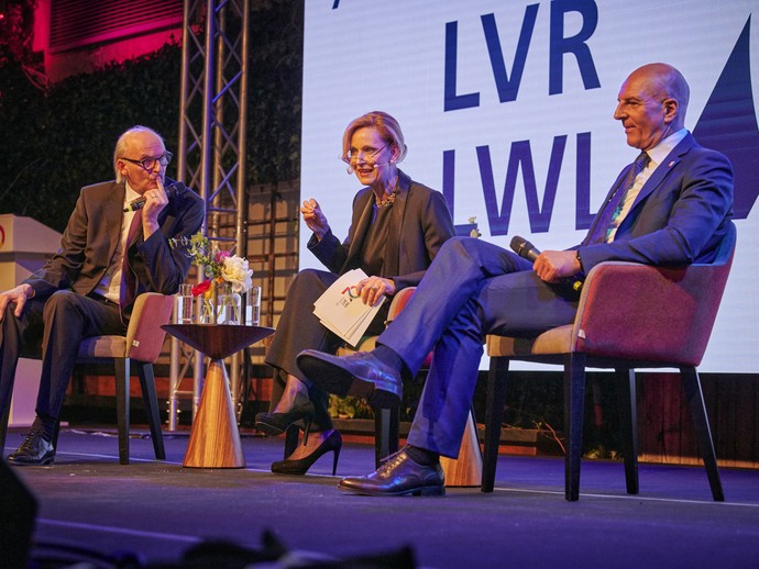 LVR-Direktorin, Ulrike Lubek und der Direktor des LWL, Dr. Georg Lunemann sitzen auf der Bühne und beantworten Fragen (vergrößerte Bildansicht wird geöffnet)