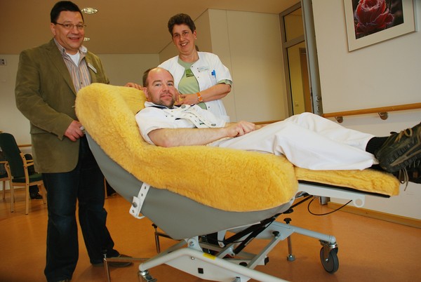 Ein Patient sitzt im weich gepolsterten Cosychair