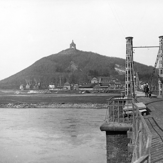 Weser bei Porta Westfalica mit Wittekindsberg und Kaiser-Wilhelm-Denkmal (vergrößerte Bildansicht wird geöffnet)