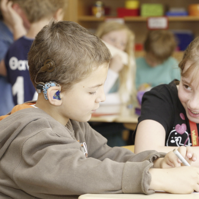 Zwei Kinder einer Klasse (vergrößerte Bildansicht wird geöffnet)
