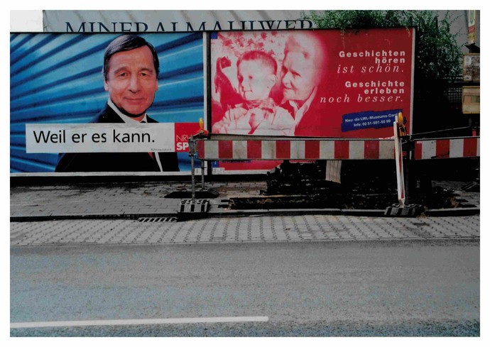Eine Straße mit zwei Plakaten, einem Werbeplakat für den LWL und einem Werbebanner für Wolfgang Clement, der den LWL abschaffen wollte.