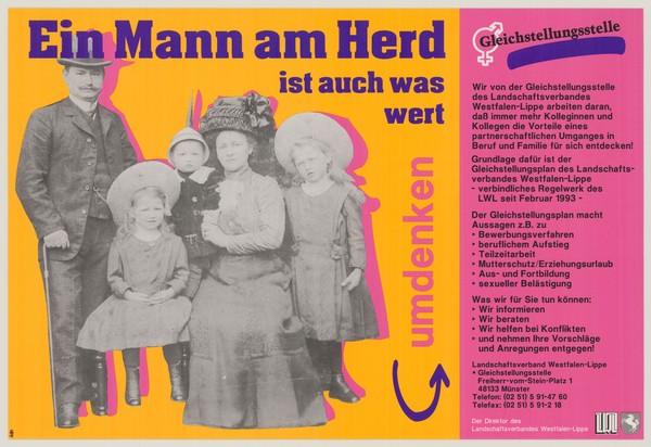 Plakat mit dem Schwarzweißfoto einer Familie auf gelb-pinkem Hintergrund mit dem Titel "Ein Mann am Herd ist auch was wert."