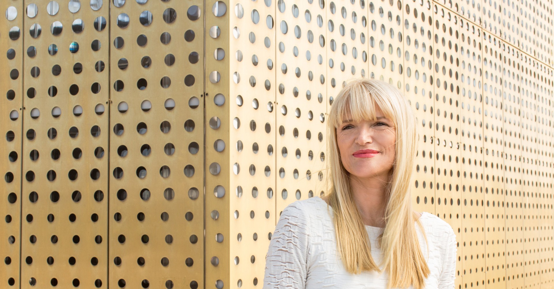 Dr. Barbara Rüschoff-Parzinger vor einer goldenen Wand