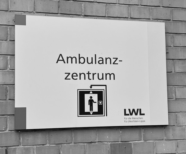 LWL-Schild mit dem Schriftzug "Ambulanzzentrum"