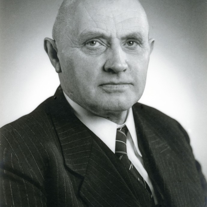 Dr. Bernhard Salzmann (vergrößerte Bildansicht wird geöffnet)