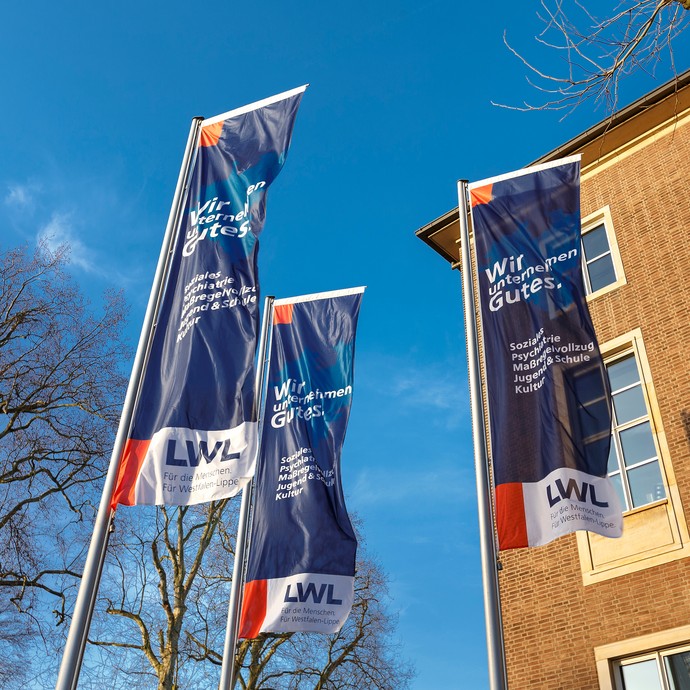 LWL-Fahnen vor dem Landeshaus in Münster. (vergrößerte Bildansicht wird geöffnet)