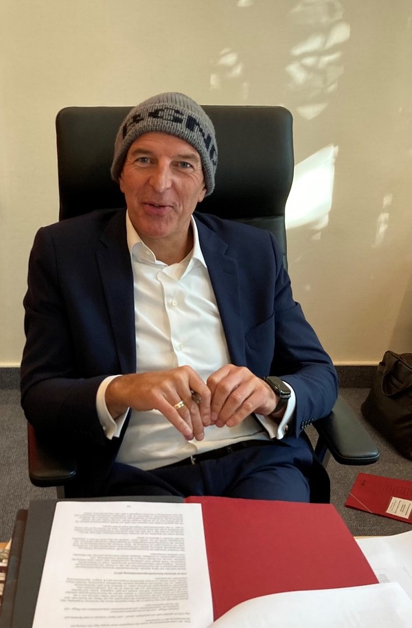 Der Direktor des LWL Dr. Georg Lunemann mit Mütze im Büro