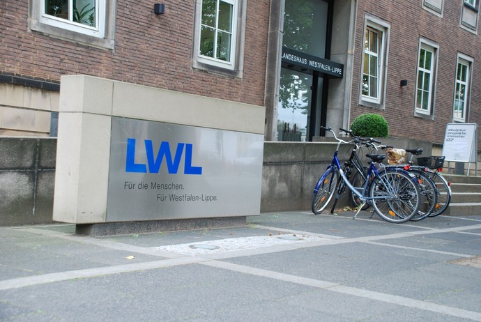 Schild vor dem Landeshaus mit dem Schriftzug "LWL"