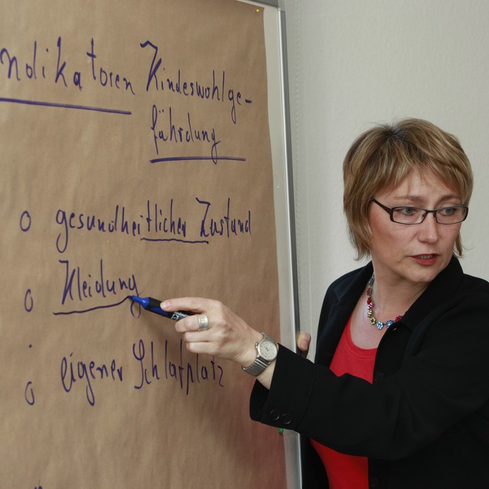 Fortbildungssituation des LWL-Landesjugendamtes Westfalen mit Lehrerin an einem Flipchart (vergrößerte Bildansicht wird geöffnet)