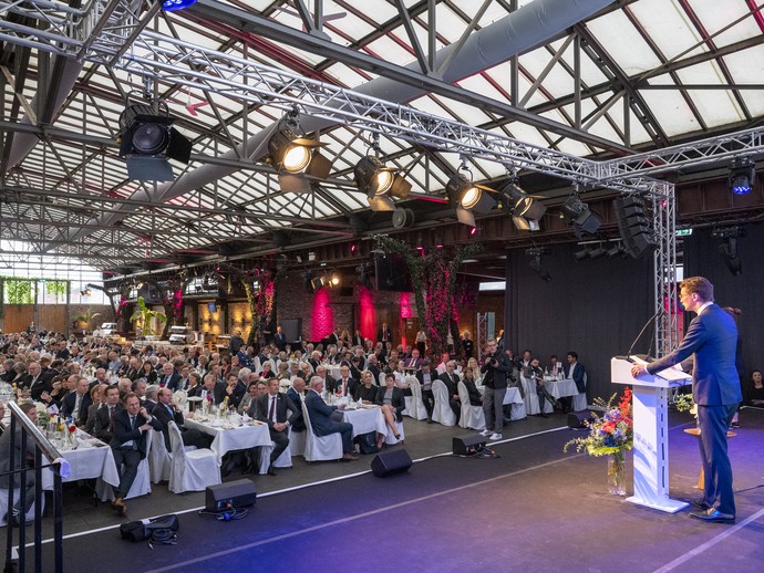 NRW-Ministierpräsident Hendrik Wüst bei seiner Rede bei der Festveranstaltung (vergrößerte Bildansicht wird geöffnet)
