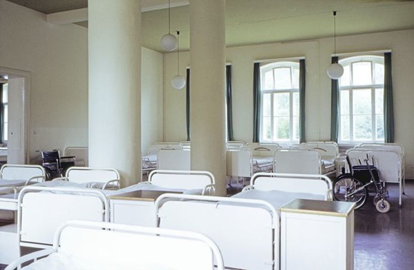 Krankenhausbetten in einem großen Saal