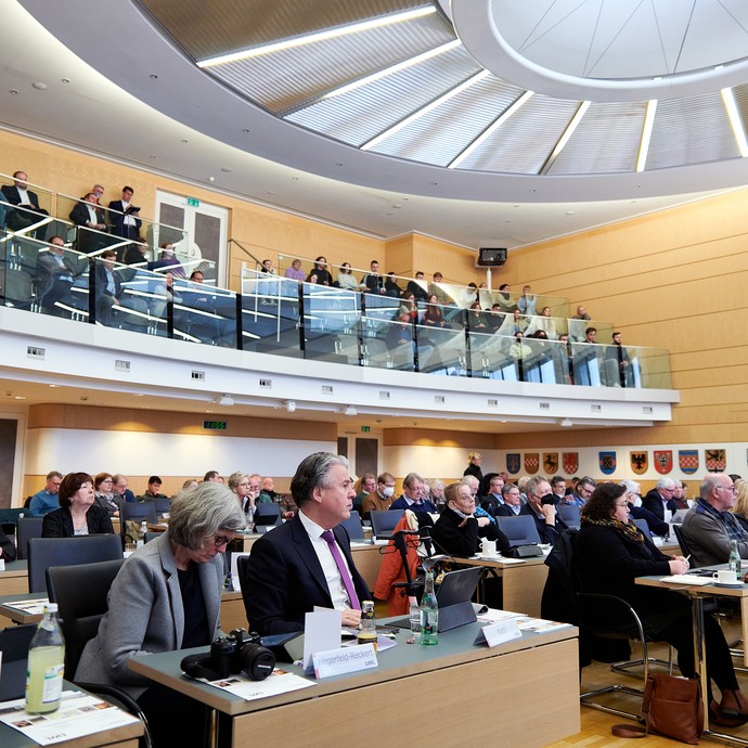 Die Landschaftsversammlung im Plenarsaal (vergrößerte Bildansicht wird geöffnet)