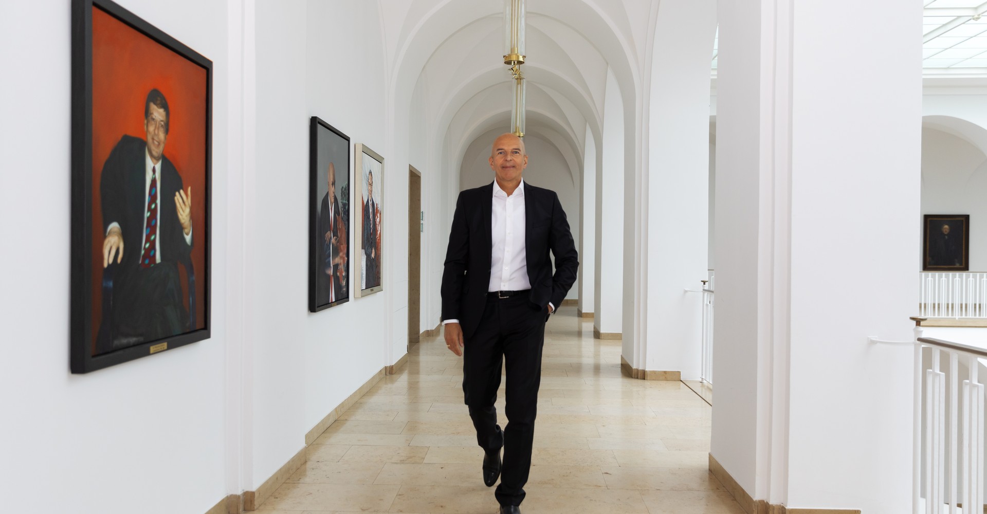 Dr. Georg Lunemann auf dem Gang vor seinem Büro im Landeshaus