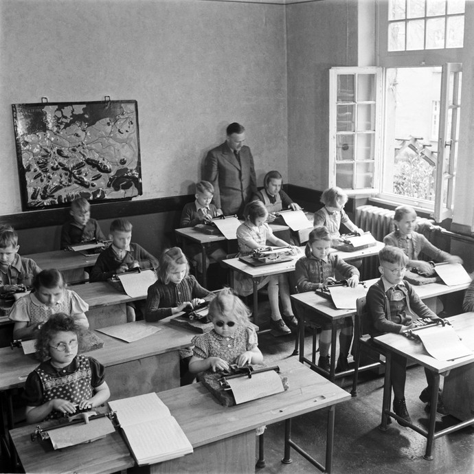 Kinder der Blindenschule in Warstein lernen in den 1950er-Jahren die Brailleschrift (vergrößerte Bildansicht wird geöffnet)