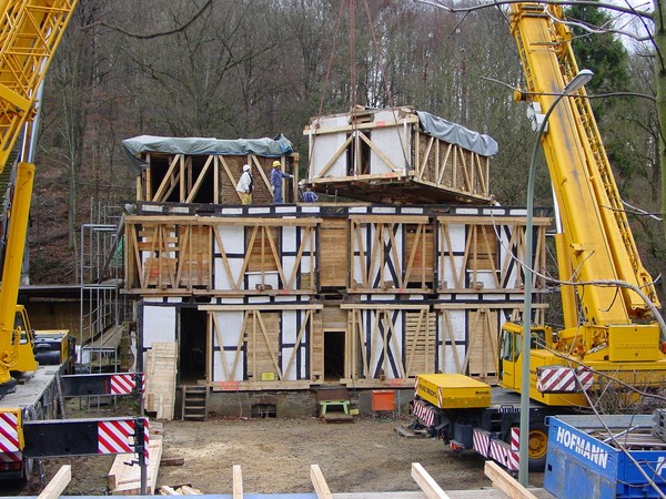 Das historische Haus wurde in Teile auseinandergebaut und mit Balken stabilisiert, um es zum Transport vorzubereiten