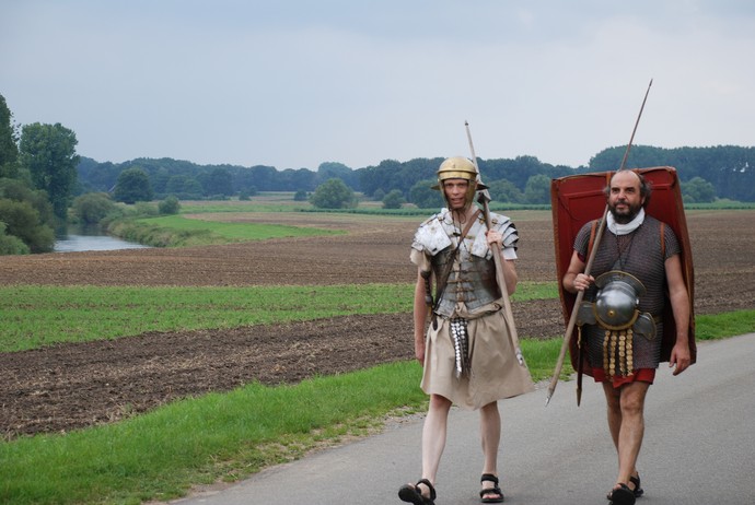 Pressesprecher Frank Tafertshofer und Journalist Gerd Korinthenberg in voller Römermontur auf einem Spaziergang